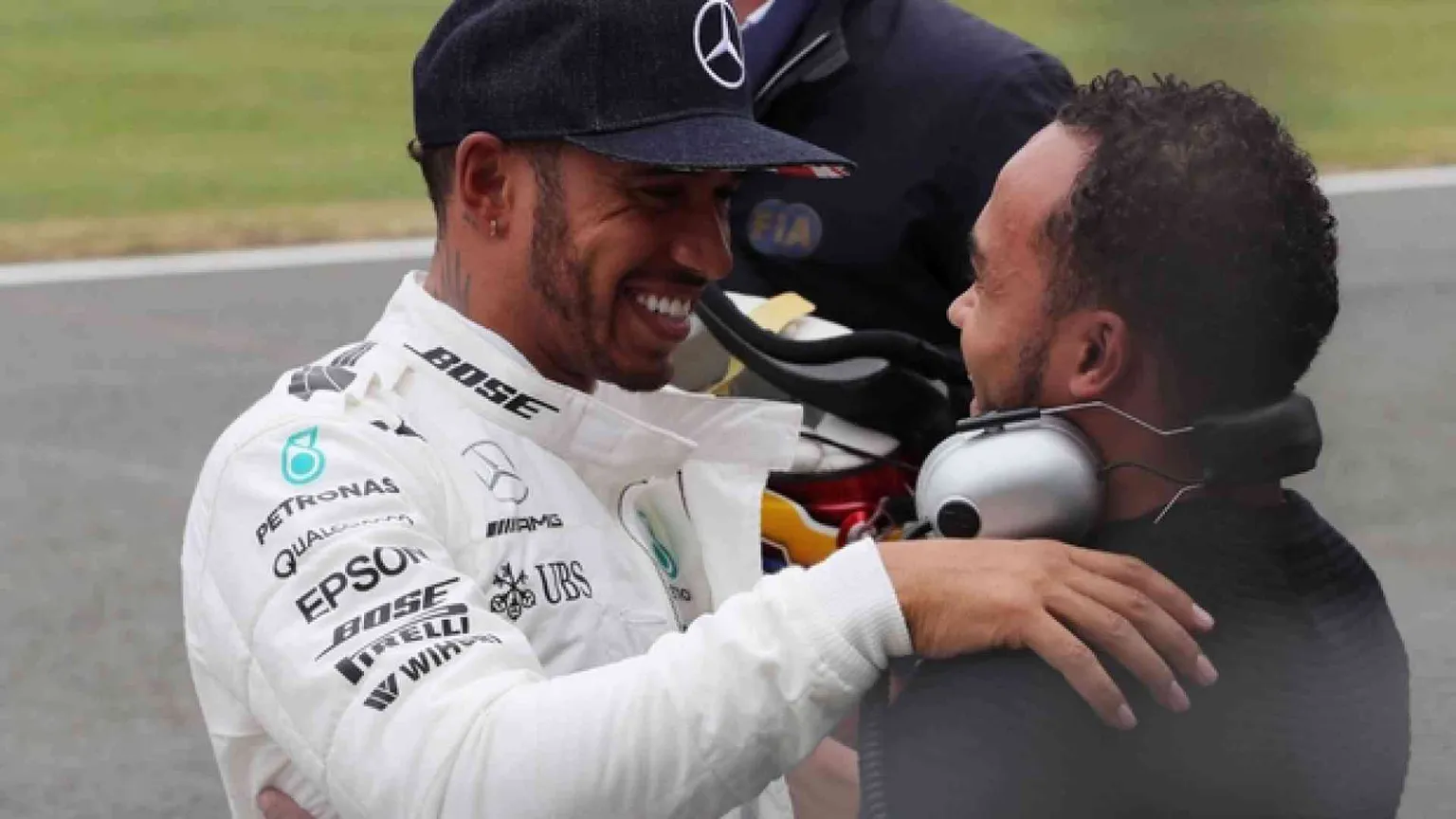 A Silverstone Hamilton arriva a una pole dal mito