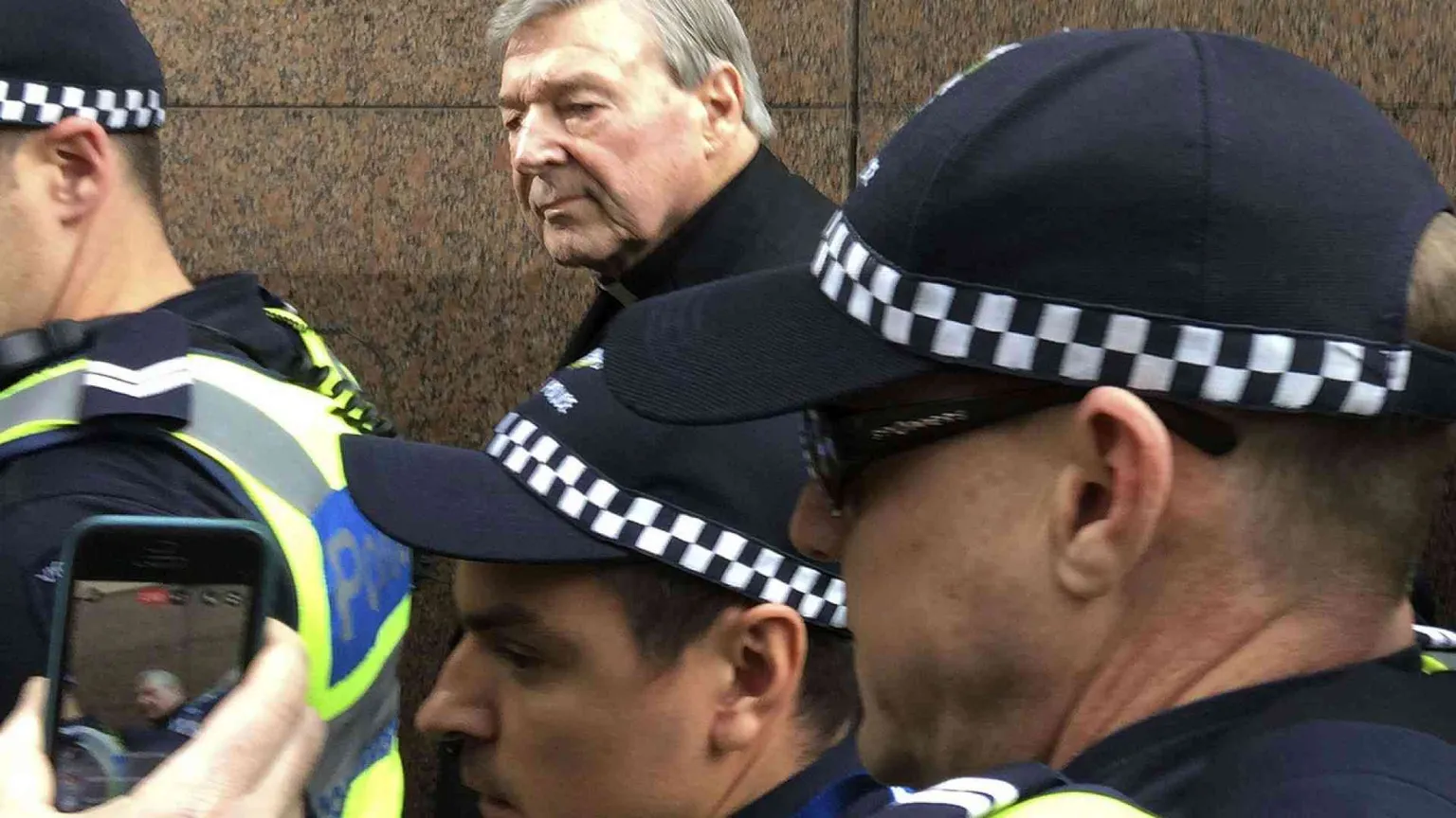 Prima udienza per abusi sessuali, il cardinale Pell respinge le accuse