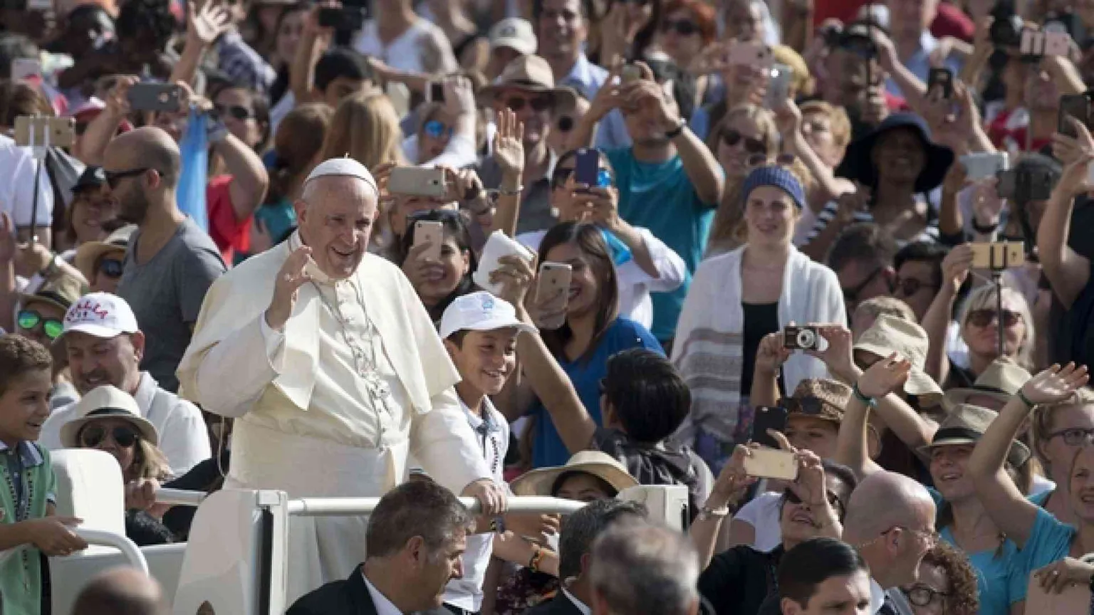 Papa Francesco: è triste vedere giovani in pensione, che non cercano nulla