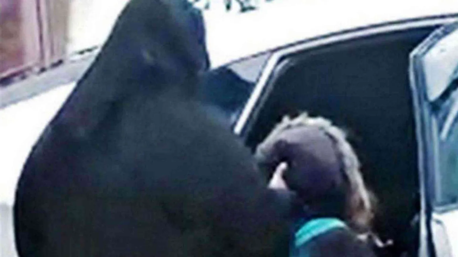 Marcia indietro dei giudici: la bambina cristiana torna a casa dalla nonna