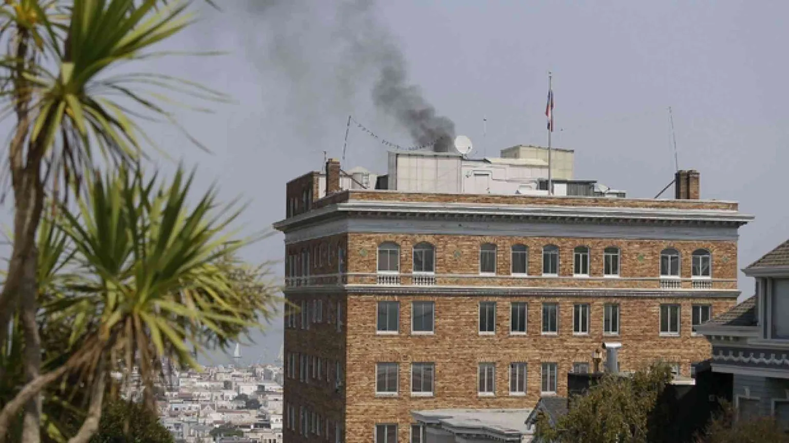 Fumo dal consolato russo a San Francisco: «La prova che spiavano»