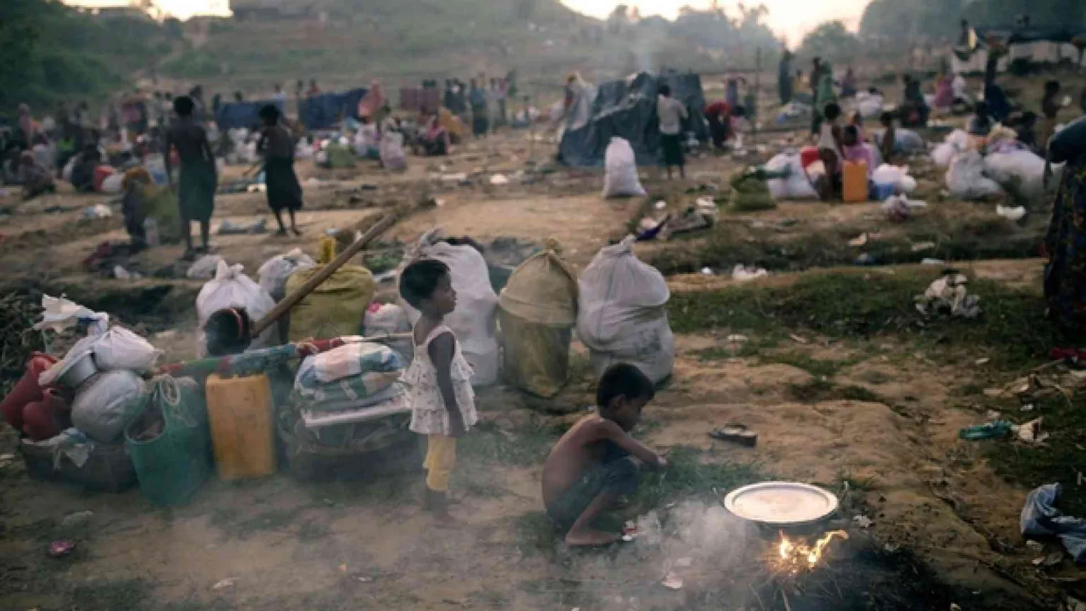 Oltre 400mila i Rohingya in Bangladesh: «Non lascino i campi»