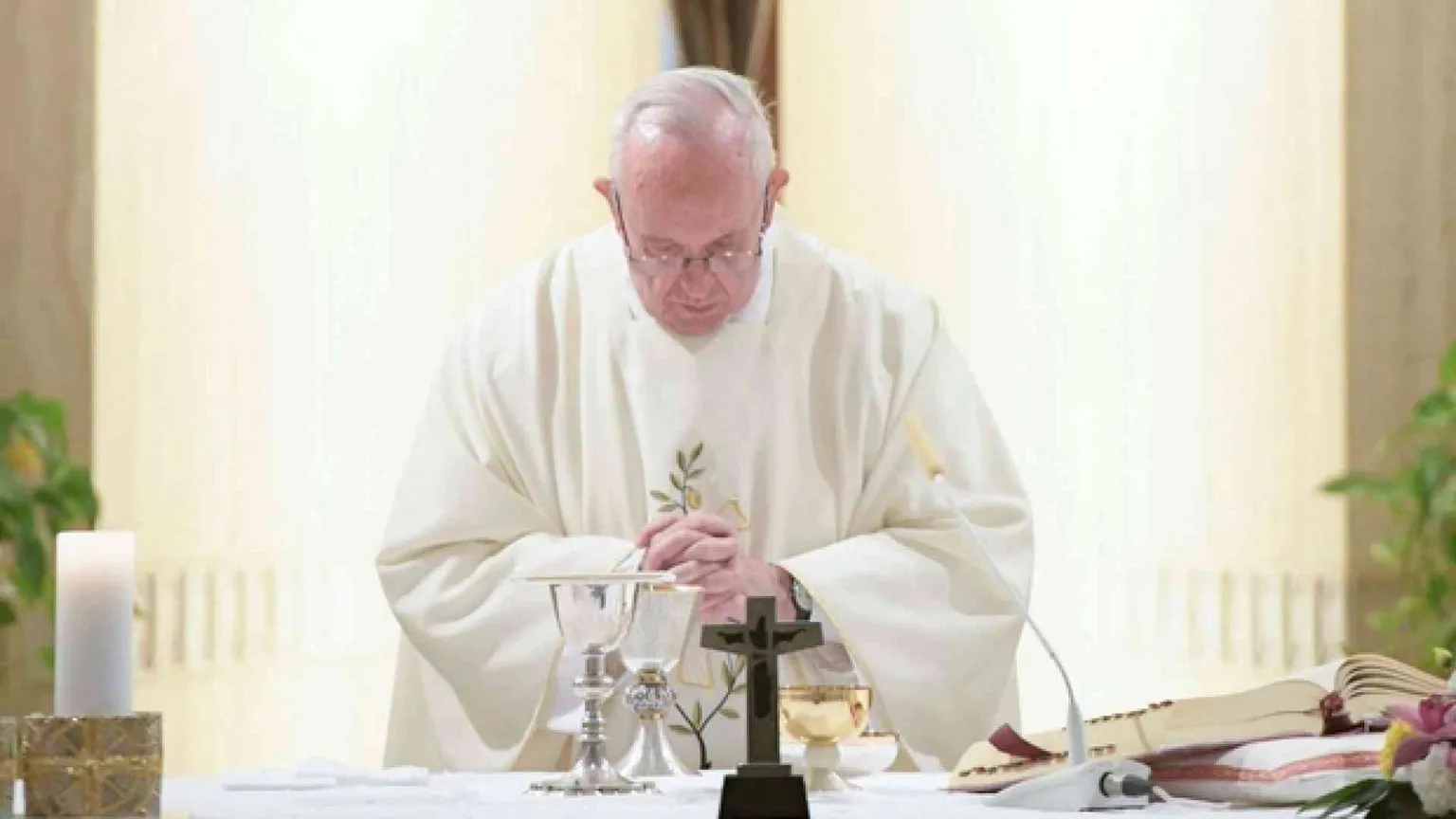 Papa Francesco: gli arcangeli inviati per accompagnarci nella vita