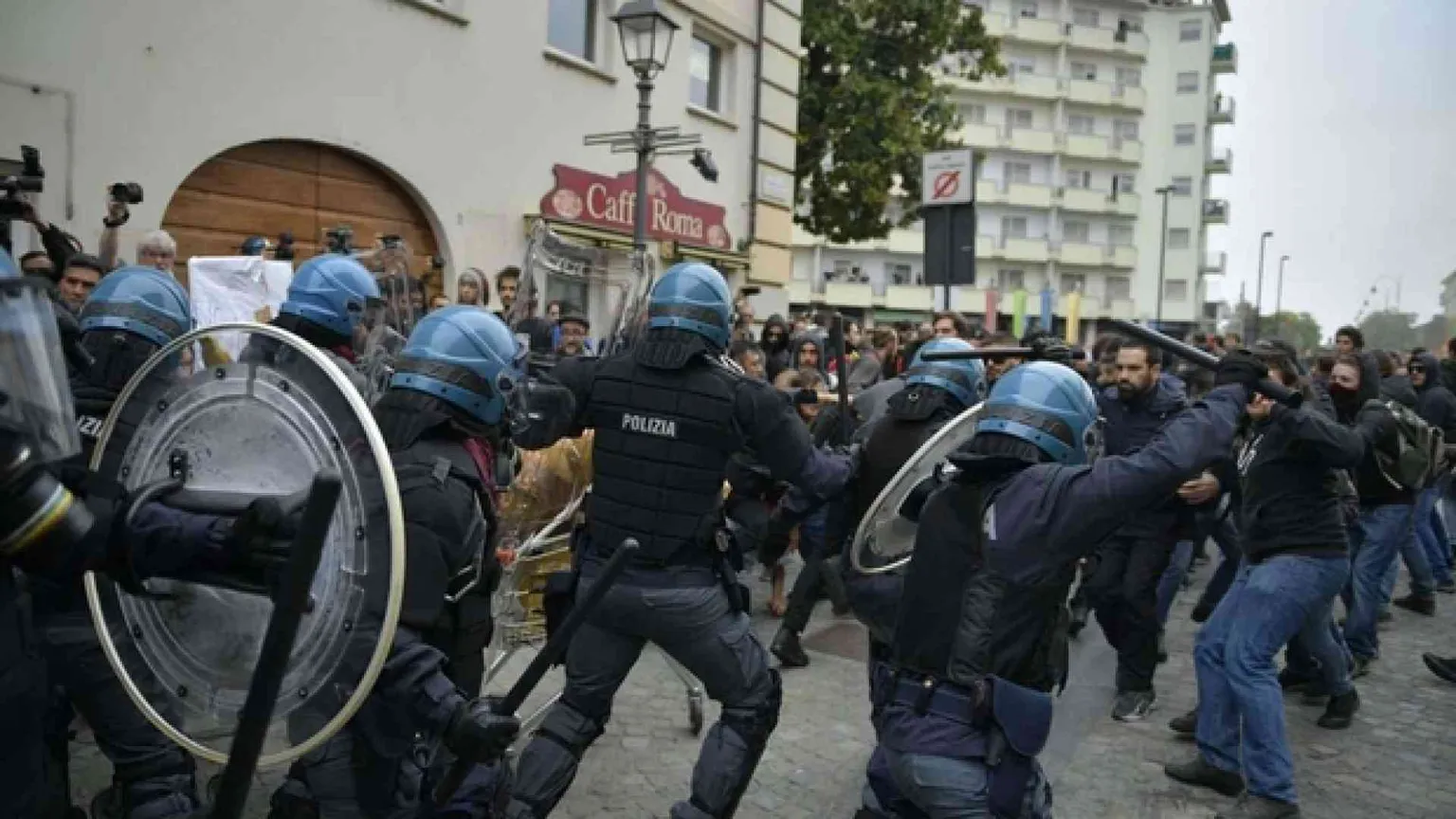 G7 Lavoro: attenzione ai più deboli. Ancora scontri tra polizia e antagonisti