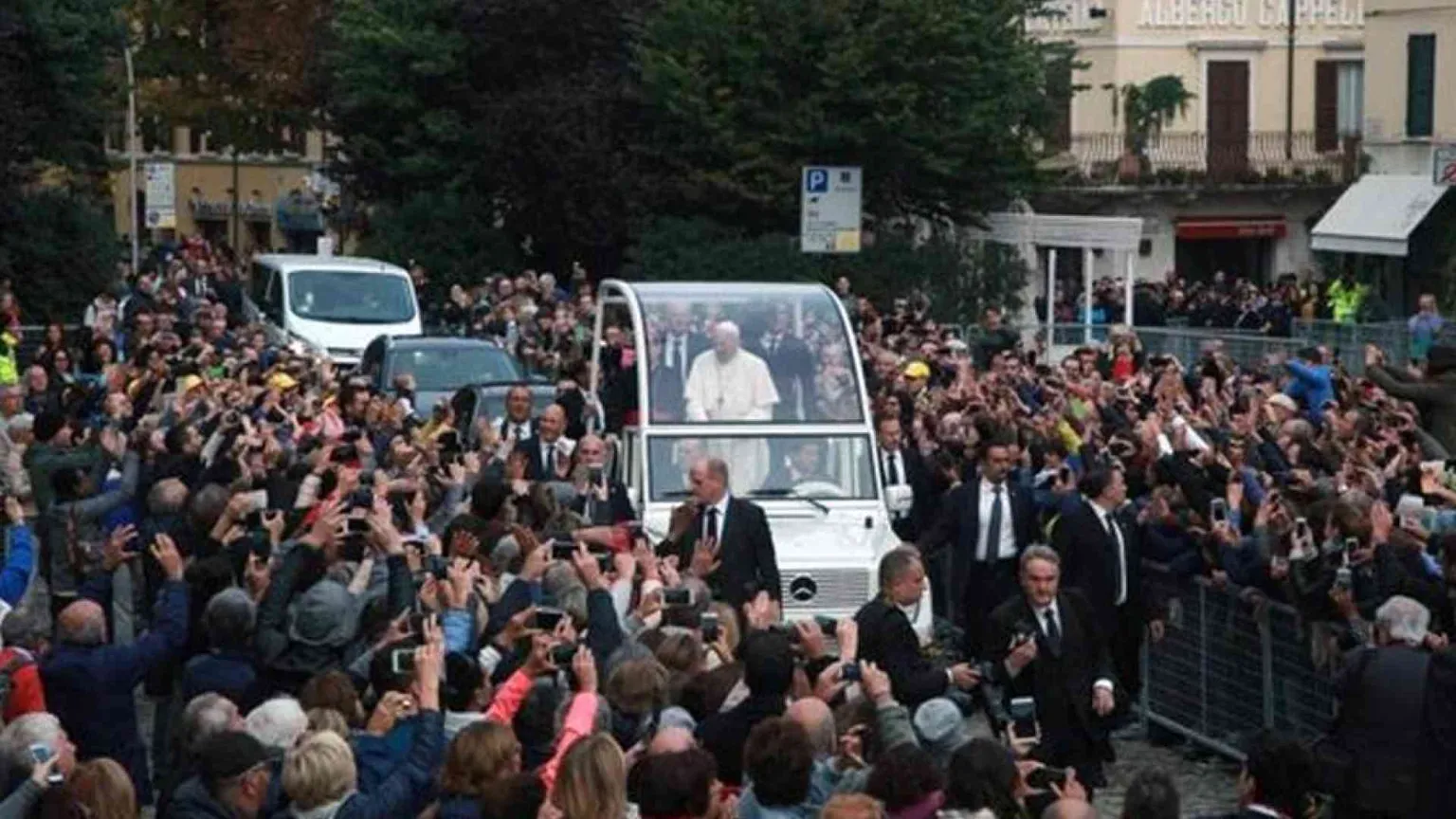 Francesco a Cesena: ripartire dalla rivoluzione della tenerezza