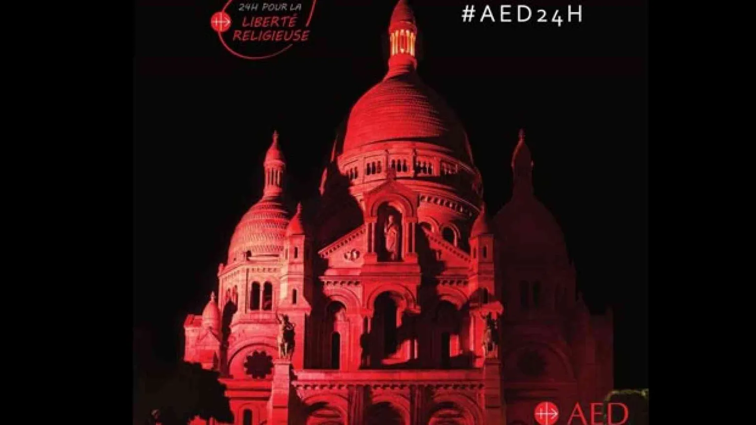 Martiri cristiani: la Basilica del Sacro Cuore a Montmartre illuminata di rosso