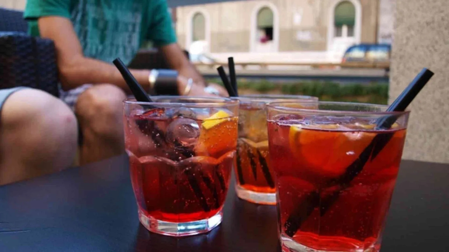 L’alcol dei millennials: bevono meno ma prima
