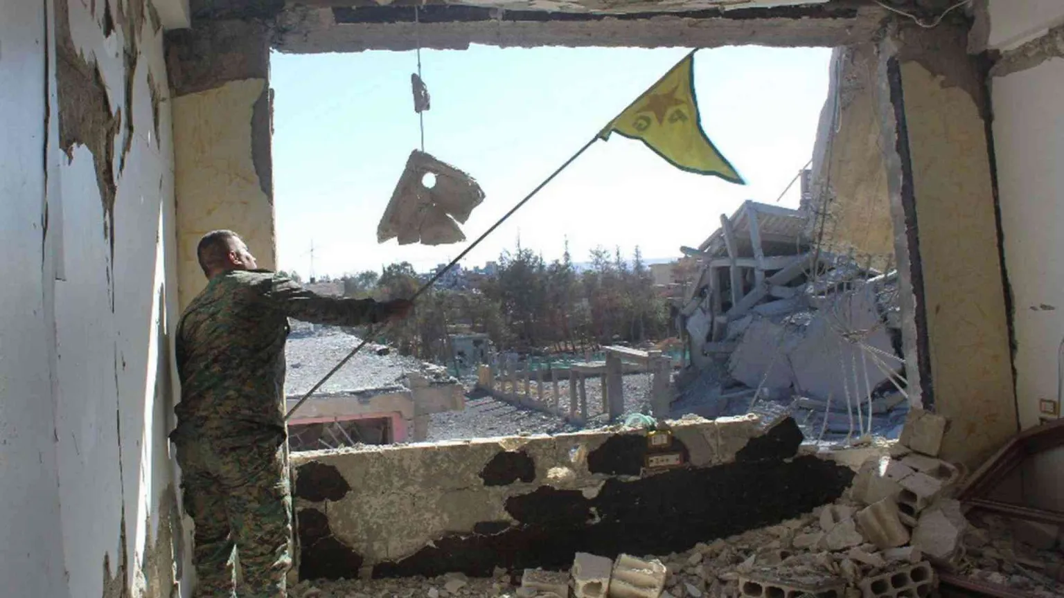 Raqqa è caduta: issata la bandiera dei peshmerga curdi