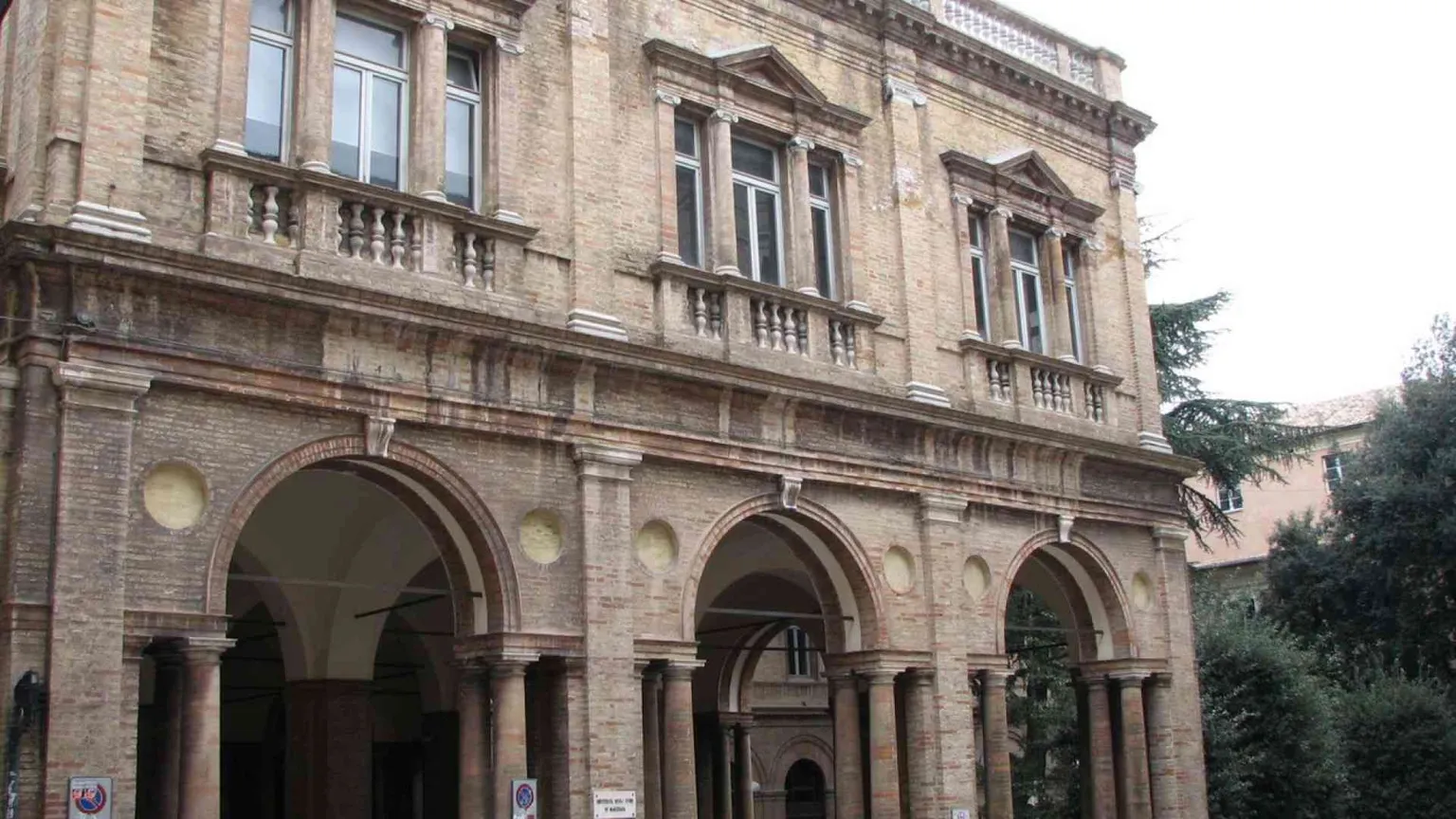 Proteste per l'Ave Maria all'Università. E il vescovo si scusa (a modo suo)