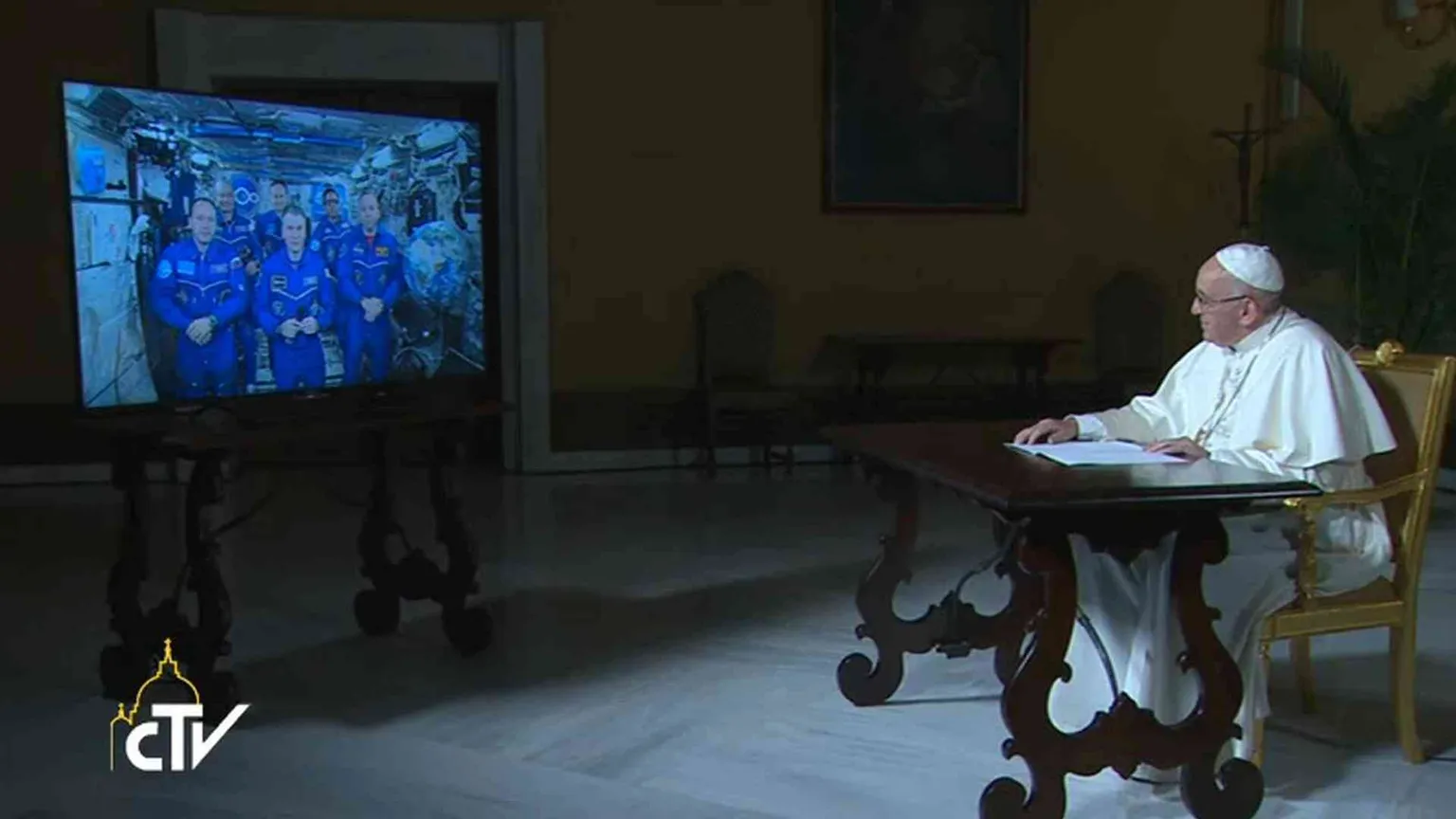 Agli astronauti: «Voi siete un piccolo Palazzo di Vetro» / Il video
