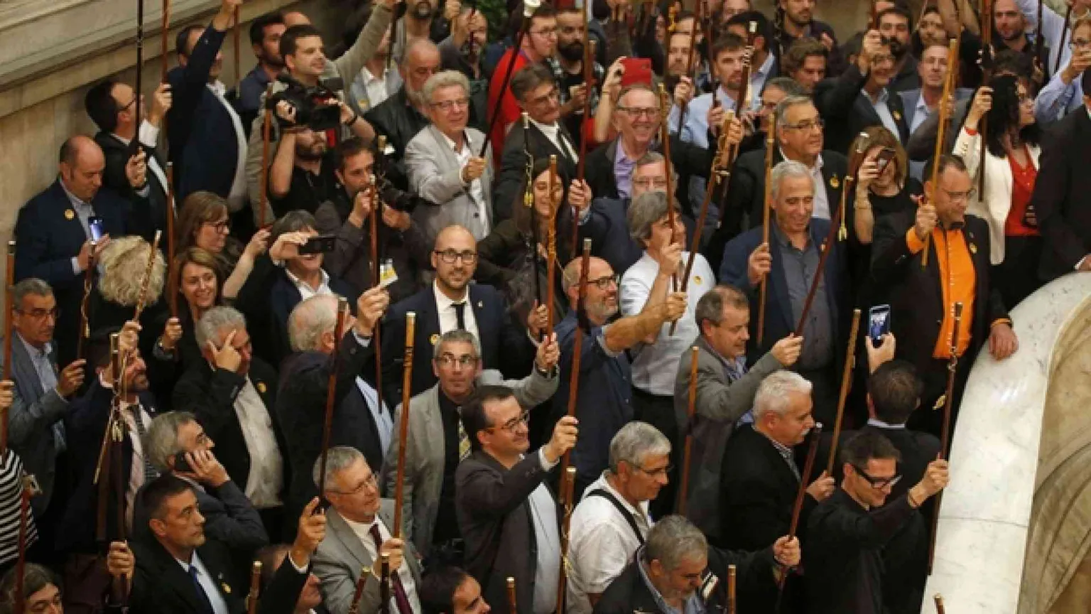 Catalogna commissariata, ma Puigdemont: «Andiamo avanti»