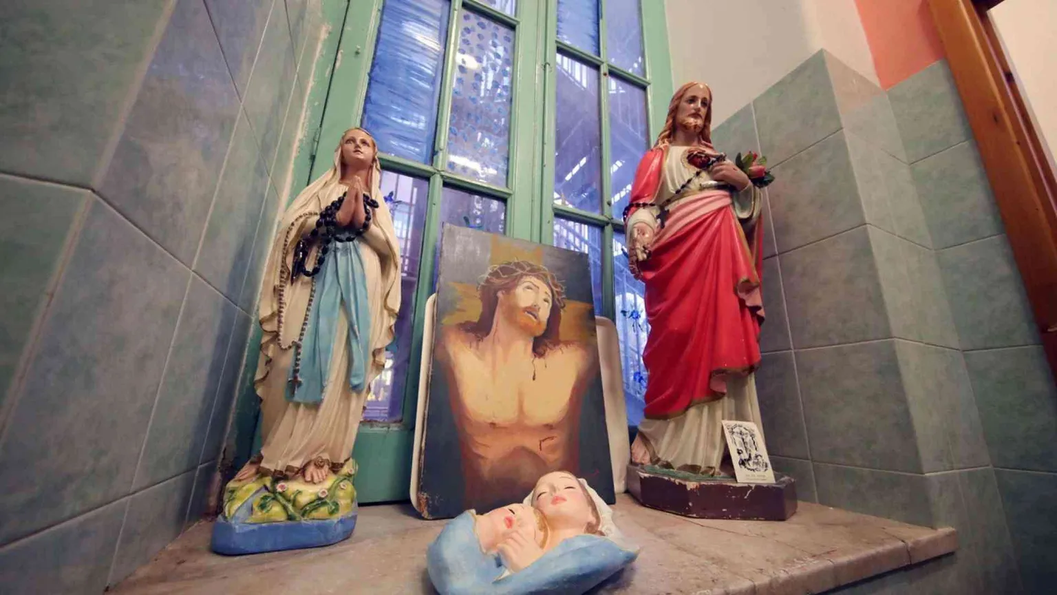 Vietato pregare a scuola: preside toglie anche foto del Papa