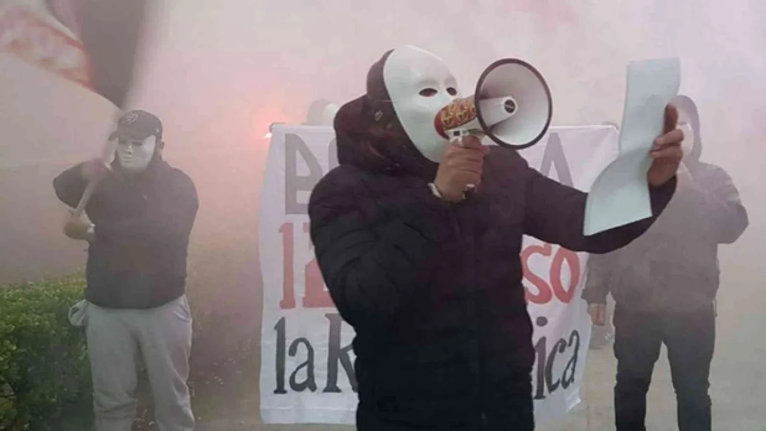 Blitz di Forza Nuova al quotidiano la Repubblica, proclami e fumogeni