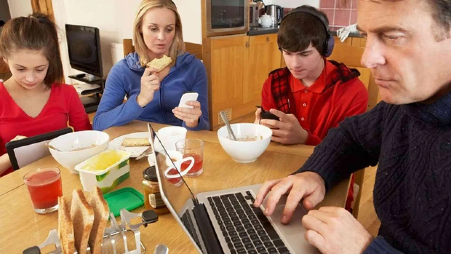 Lassisti o attivi? Genitori e figli nell’era dei social