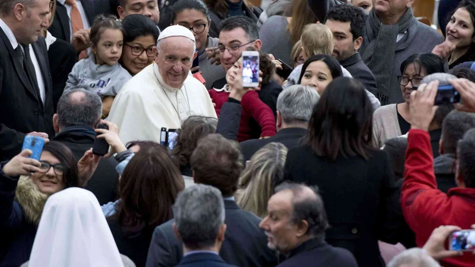 Il Papa: «Non voglio lavoro nero o precario in Vaticano»