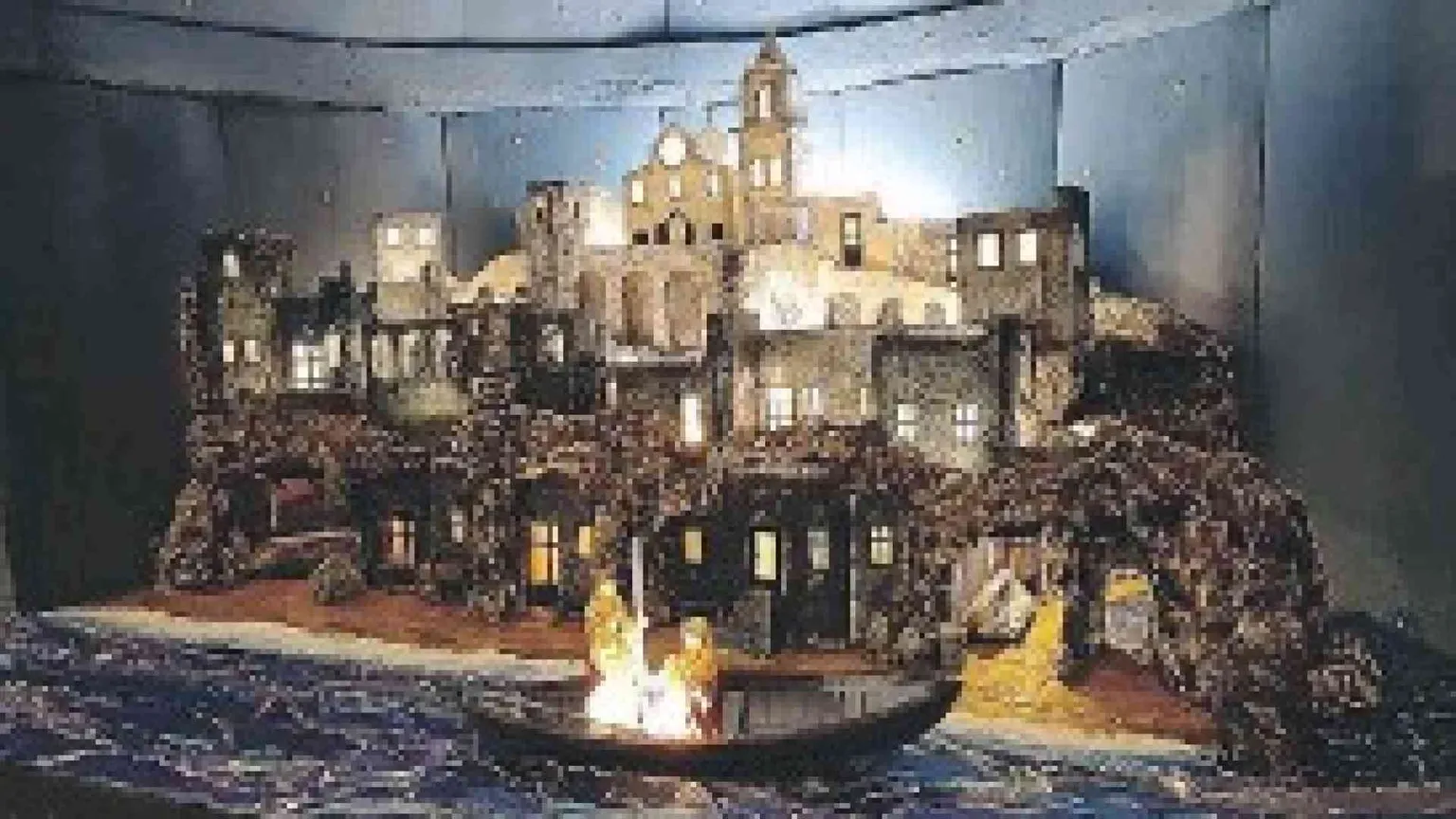 Arcore, il presepe con il barcone non piace alla Lega