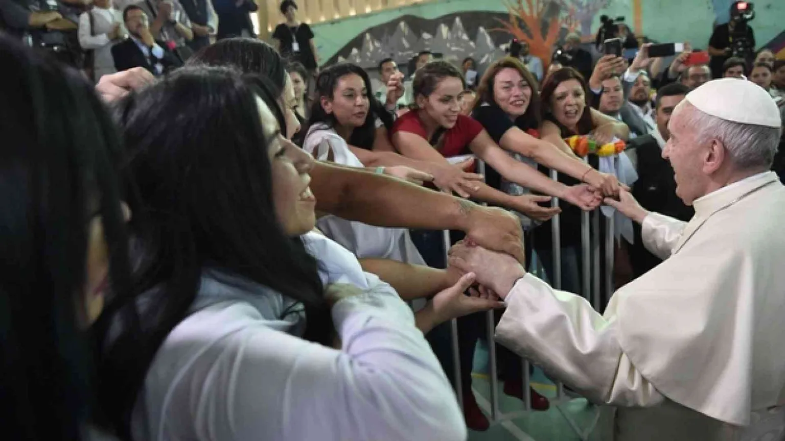 Il Papa in Cile: non abbiamo bisogno di supereroi, ma di compassione
