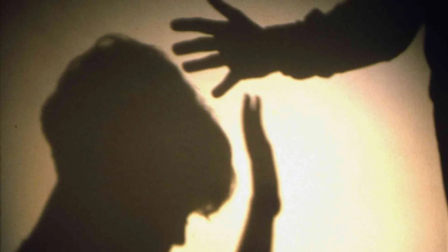 La figlia 14enne denuncia gli abusi in un tema, il padre si uccide