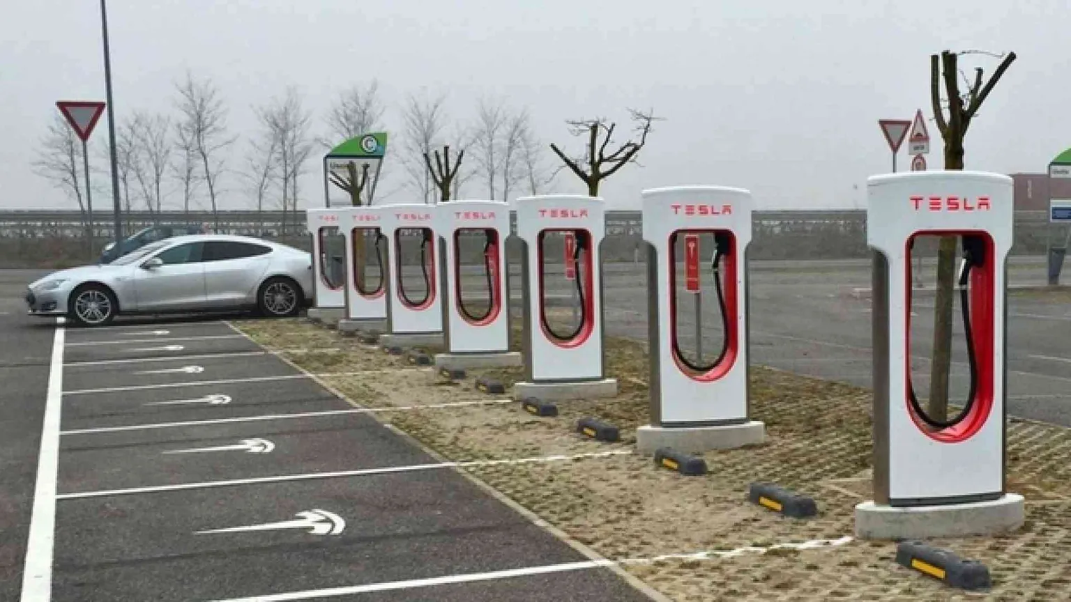Più di 200 colonnine in Italia: Tesla dà la scossa