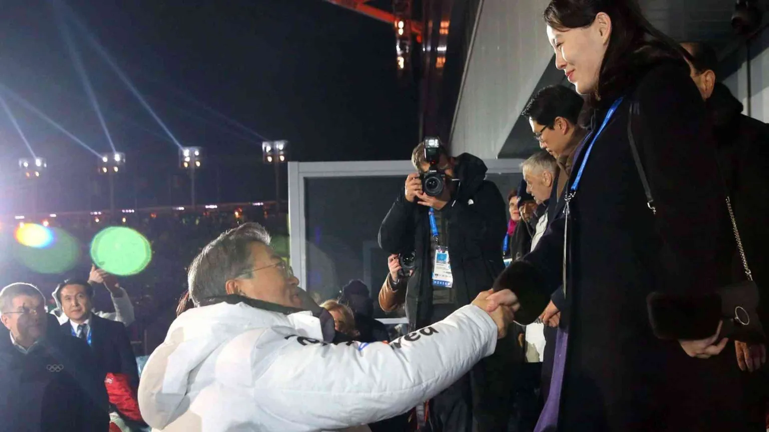 Corea, Giochi al via (al gelo). Con storica stretta di mano