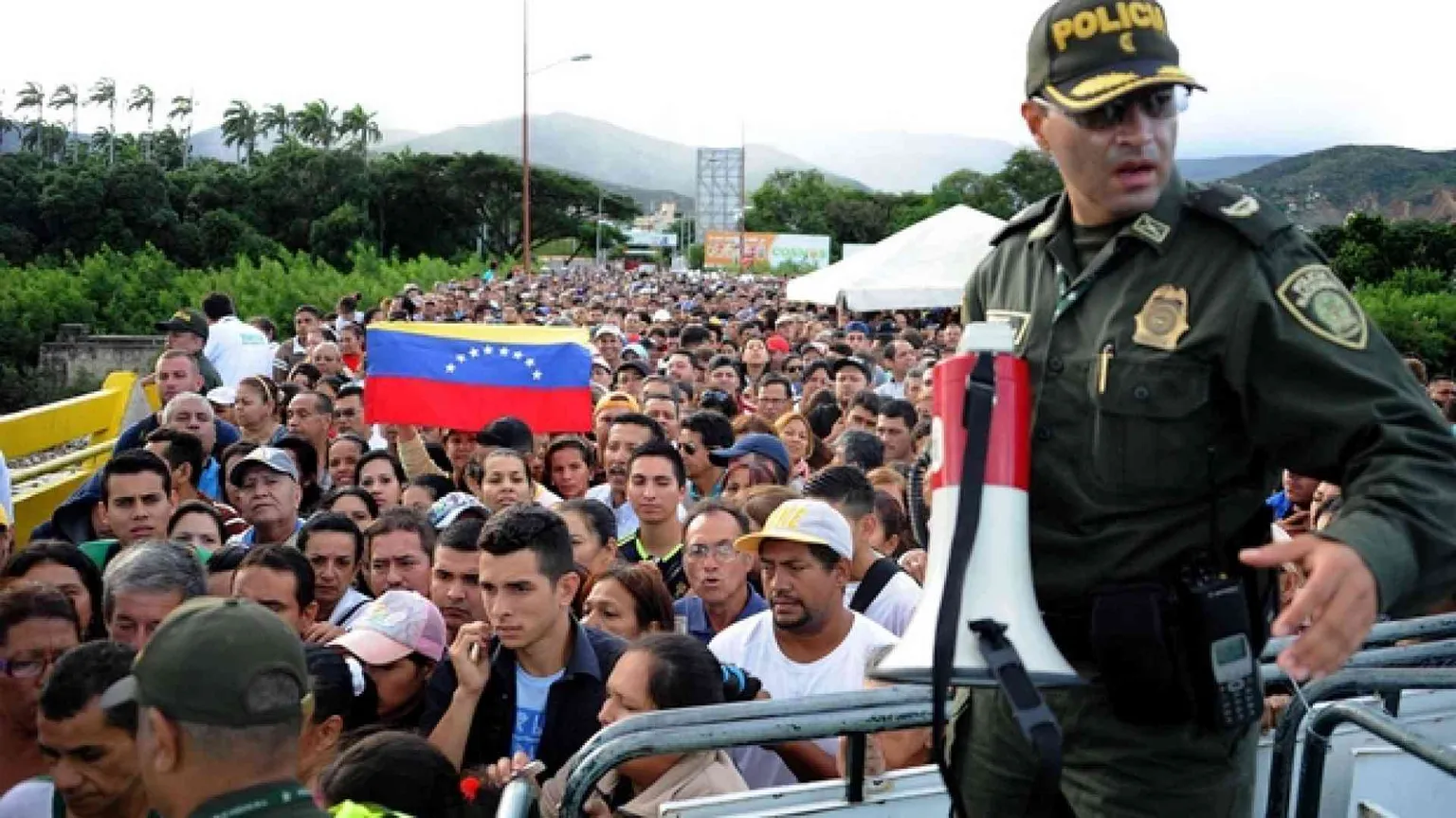 È fuga di massa. Maduro apre le porte, caos nel continente