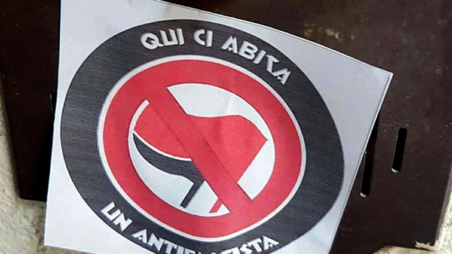 «Qui abita un antifascista». Marchiate a Pavia decine di case