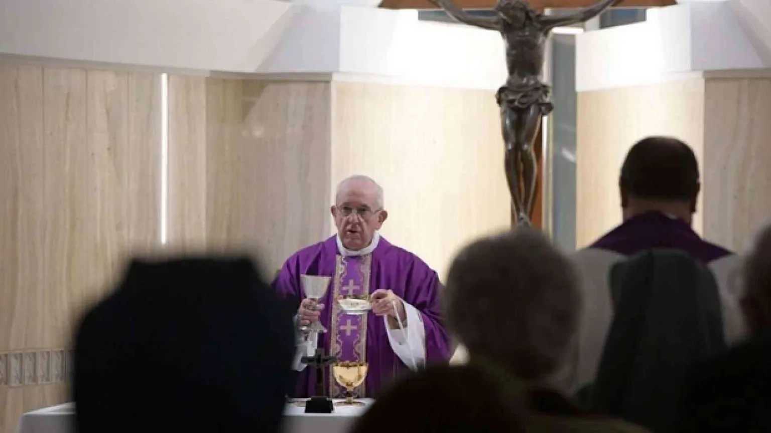Papa Francesco: fede non è spettacolo, pensare con spirito di Dio