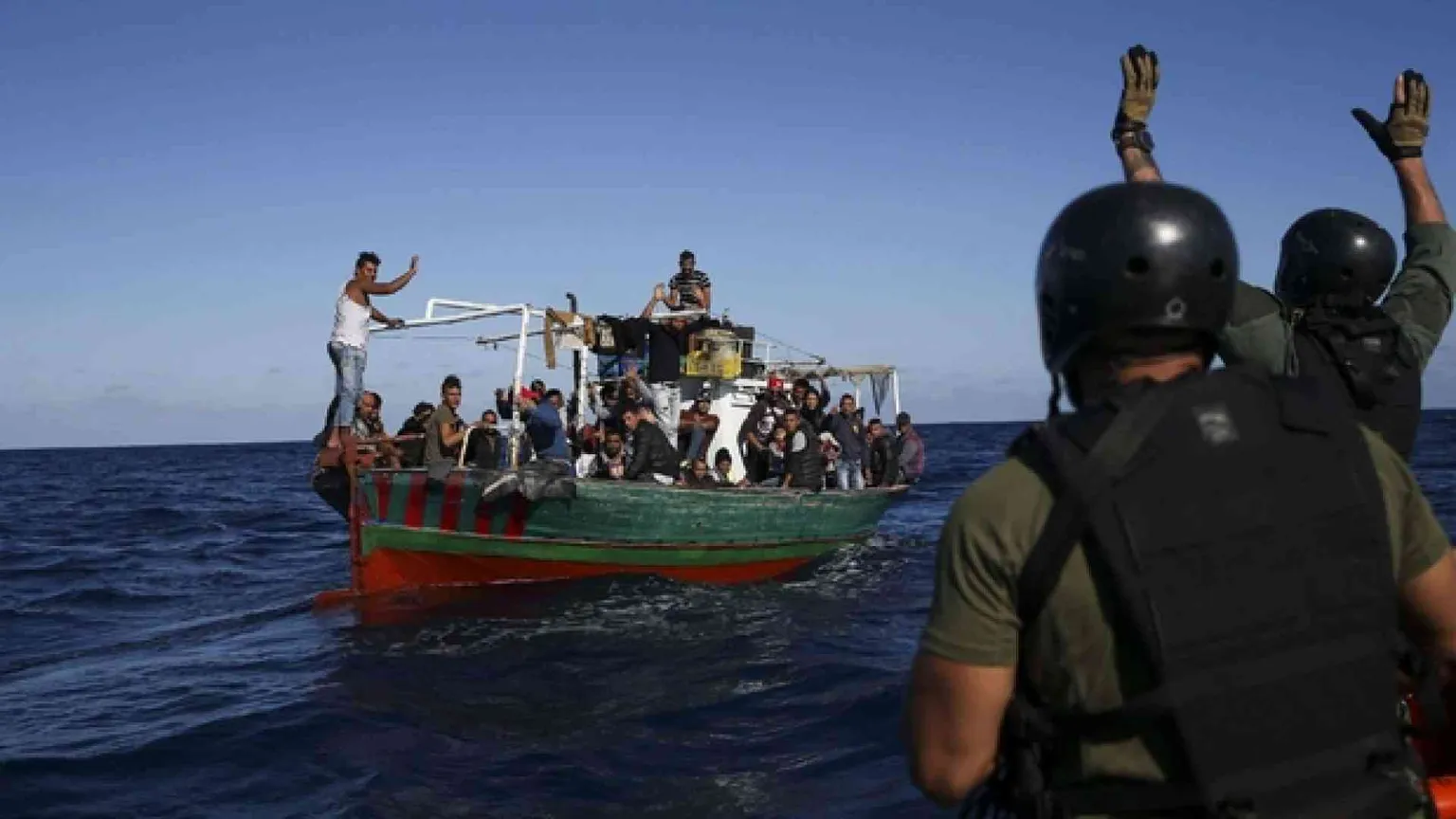 Fermati in mare e respinti: crimine contro l'umanità