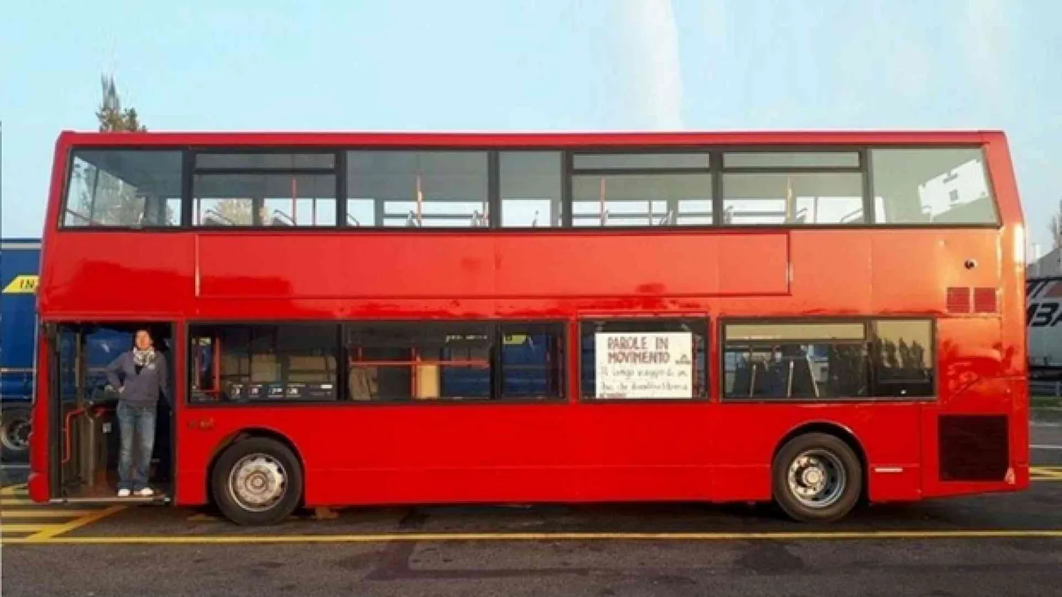 Il bus inglese diventa una libreria itinerante