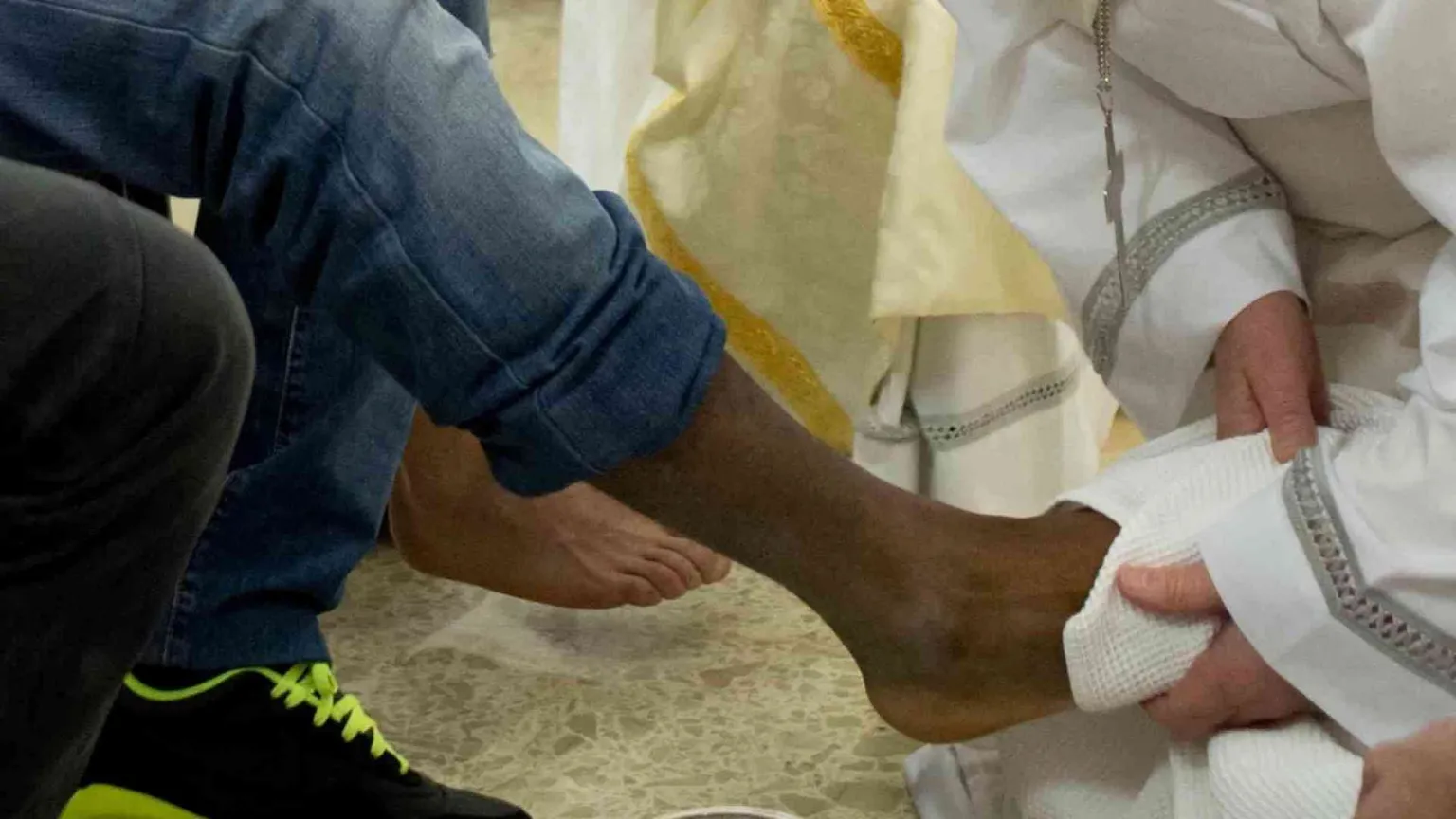 Manduria, no alla lavanda dei piedi a migranti. Interviene il vescovo