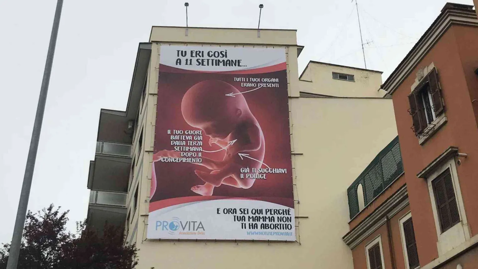 Il poster rimosso contro l'aborto, la campagna continua sul web