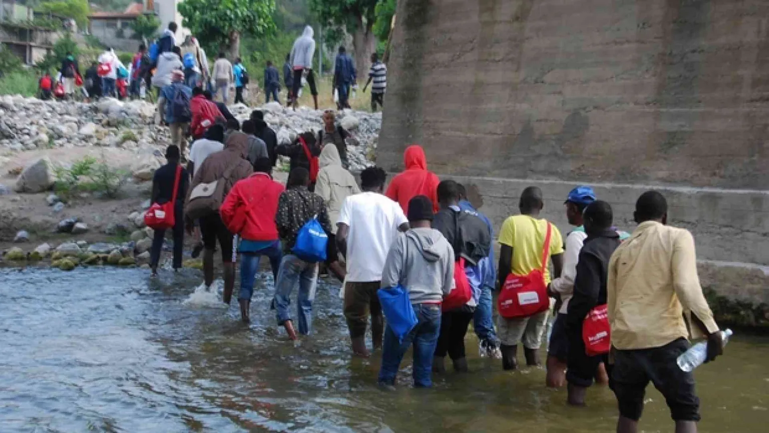 Sgomberato l'accampamento dei migranti sul fiume Roja