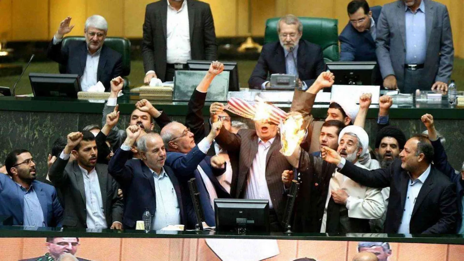 Al Parlamento di Teheran brucia la bandiera Usa