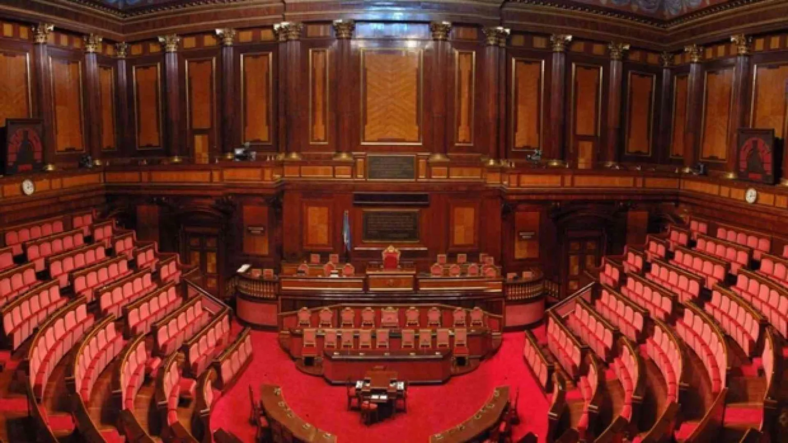 Conte trova i numeri alla Camera e al Senato. Berlusconi dice «no»