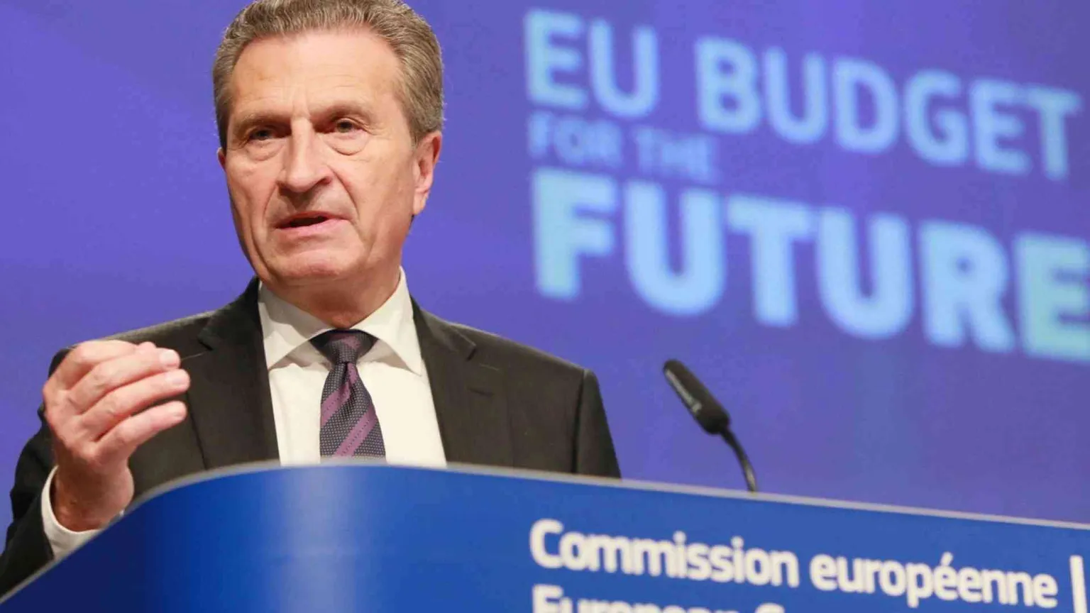Bufera sul commissario Oettinger per le frasi sul voto italiano: ecco cosa ha detto