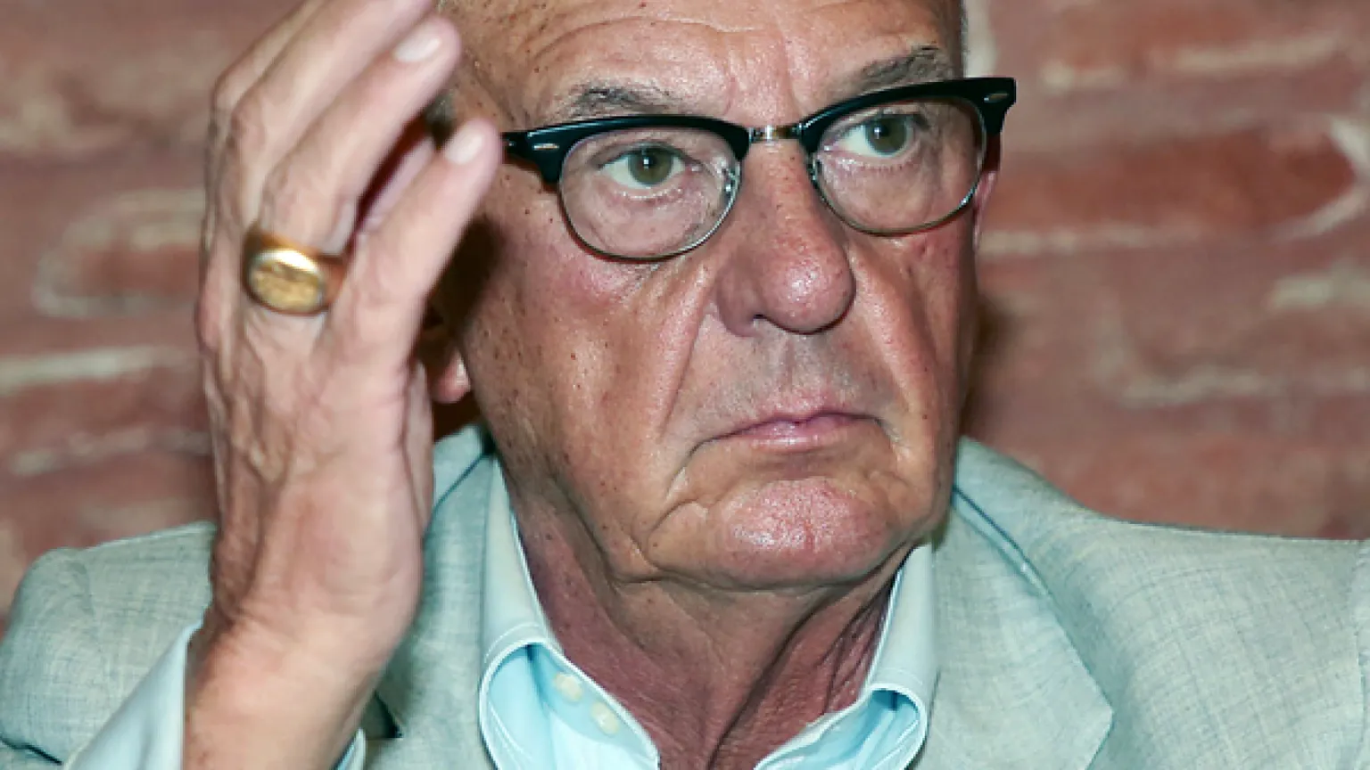 Un cimitero e un vivo morto