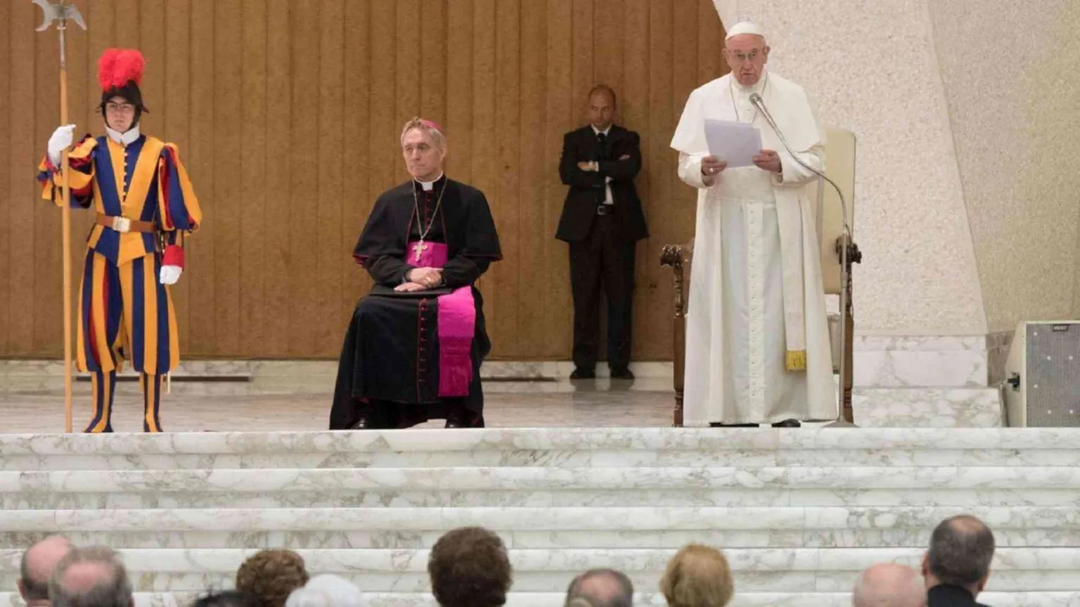 Francesco: non lasciare in balia delle onde gli affamati di pane e giustizia
