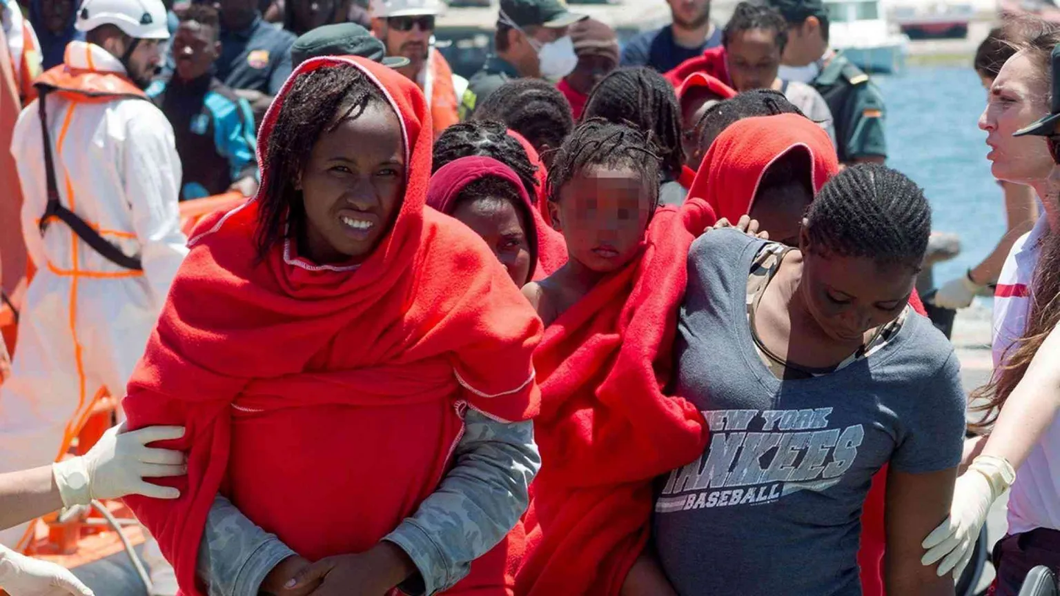 Nuovi soccorsi in mare. Così gli scafisti «sfidano» l'Italia