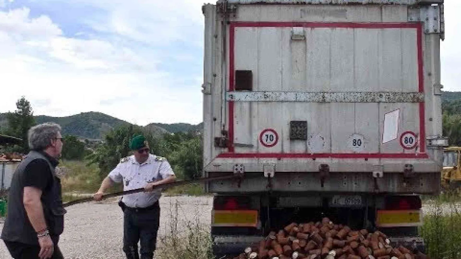 Sversavano rifiuti tossici nel sito già sequestrato e inquinato