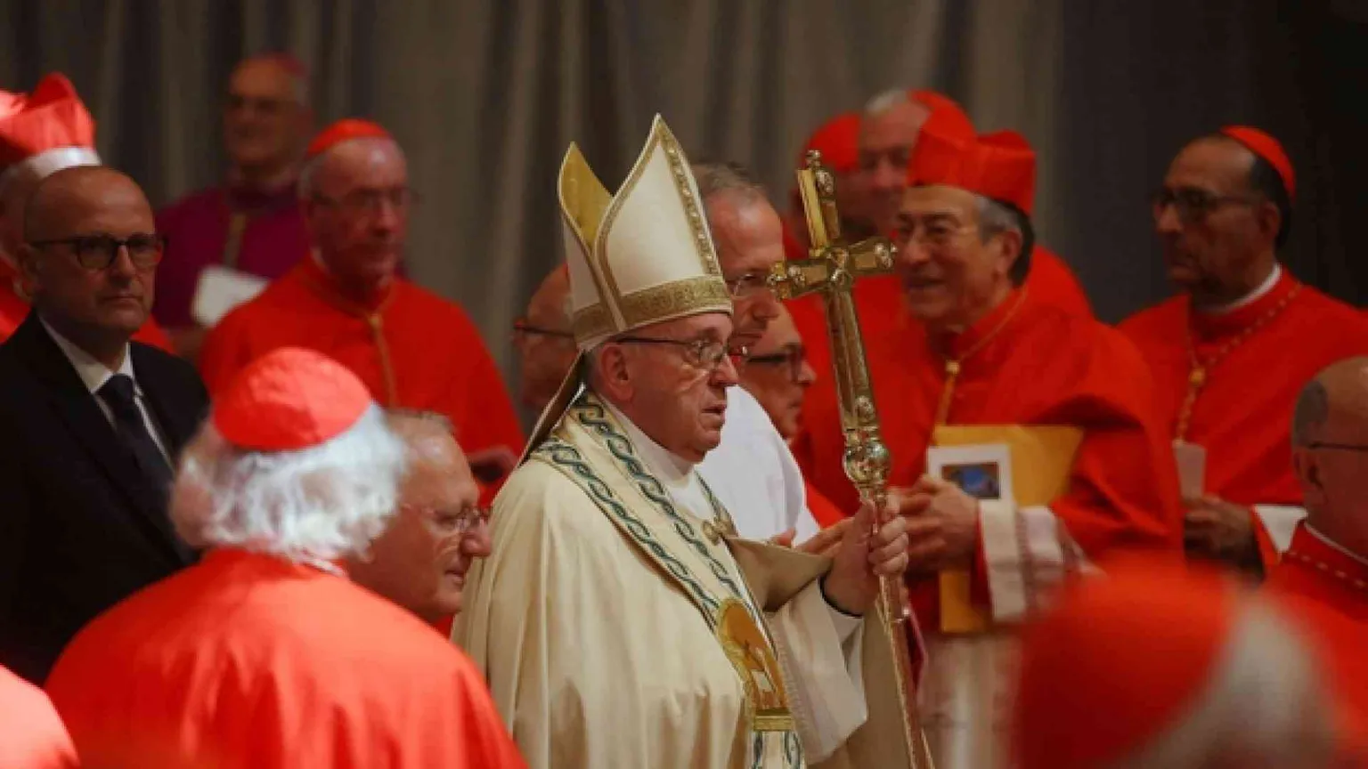 Il Papa ai 14 nuovi cardinali: servite Dio negli uomini dimenticati