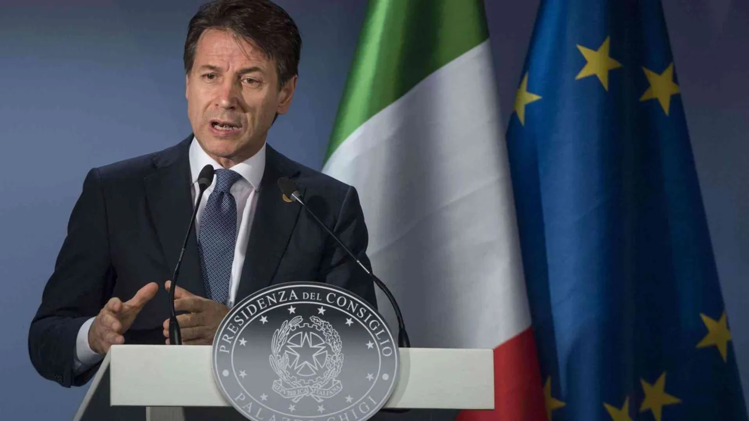 Raggiunto l'accordo a 28 sui migranti. Macron: in Francia nessun hotspot