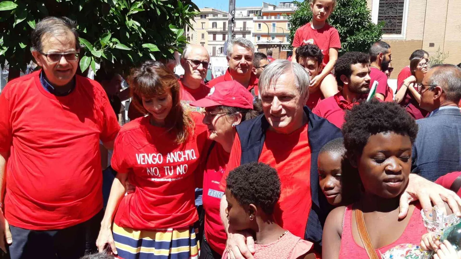 Magliette rosse dalle Alpi a Lampedusa «contro l'emorragia di umanità»