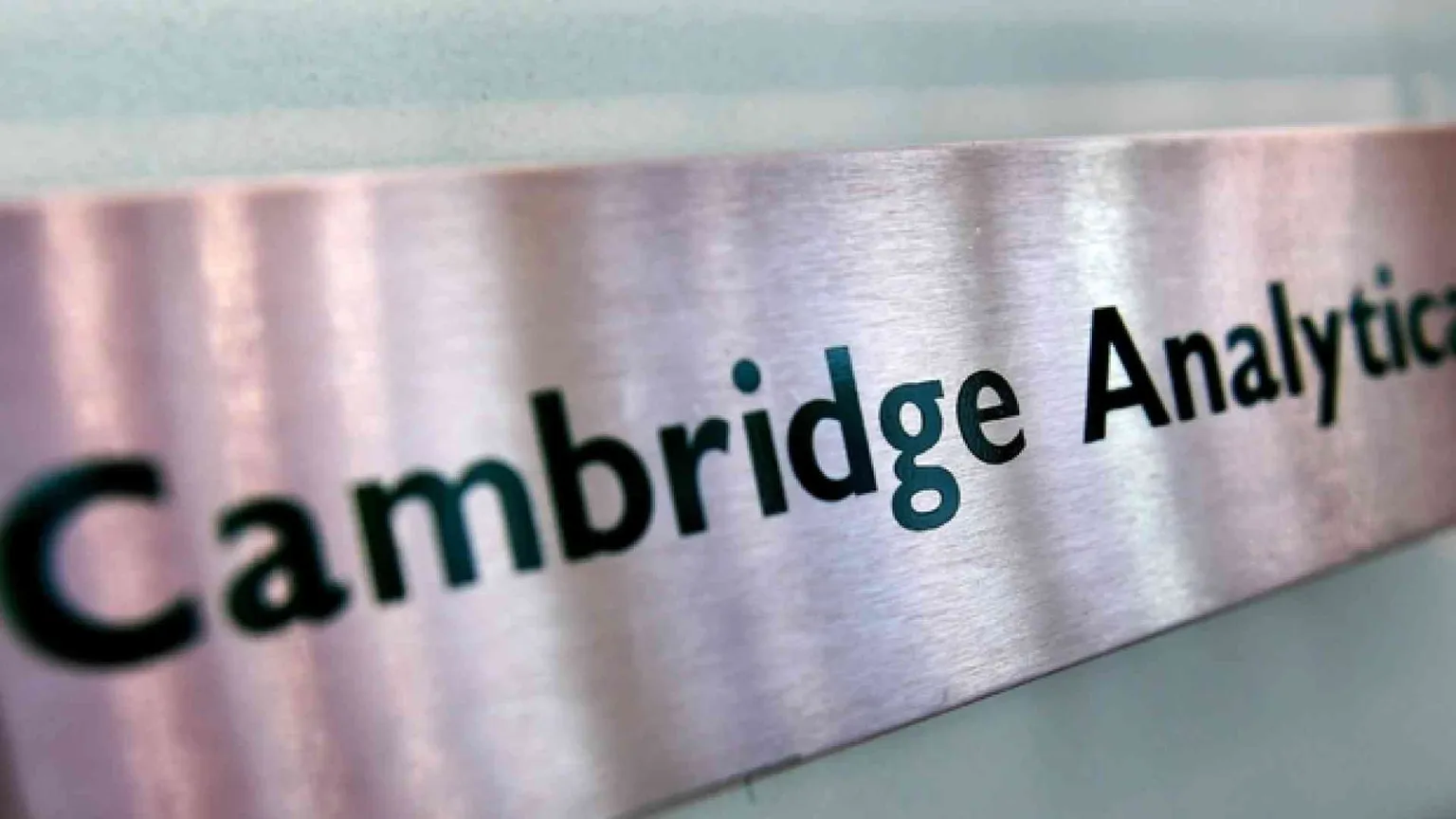 Scandalo dati Cambridge Analytica, maxi-multa a Facebook