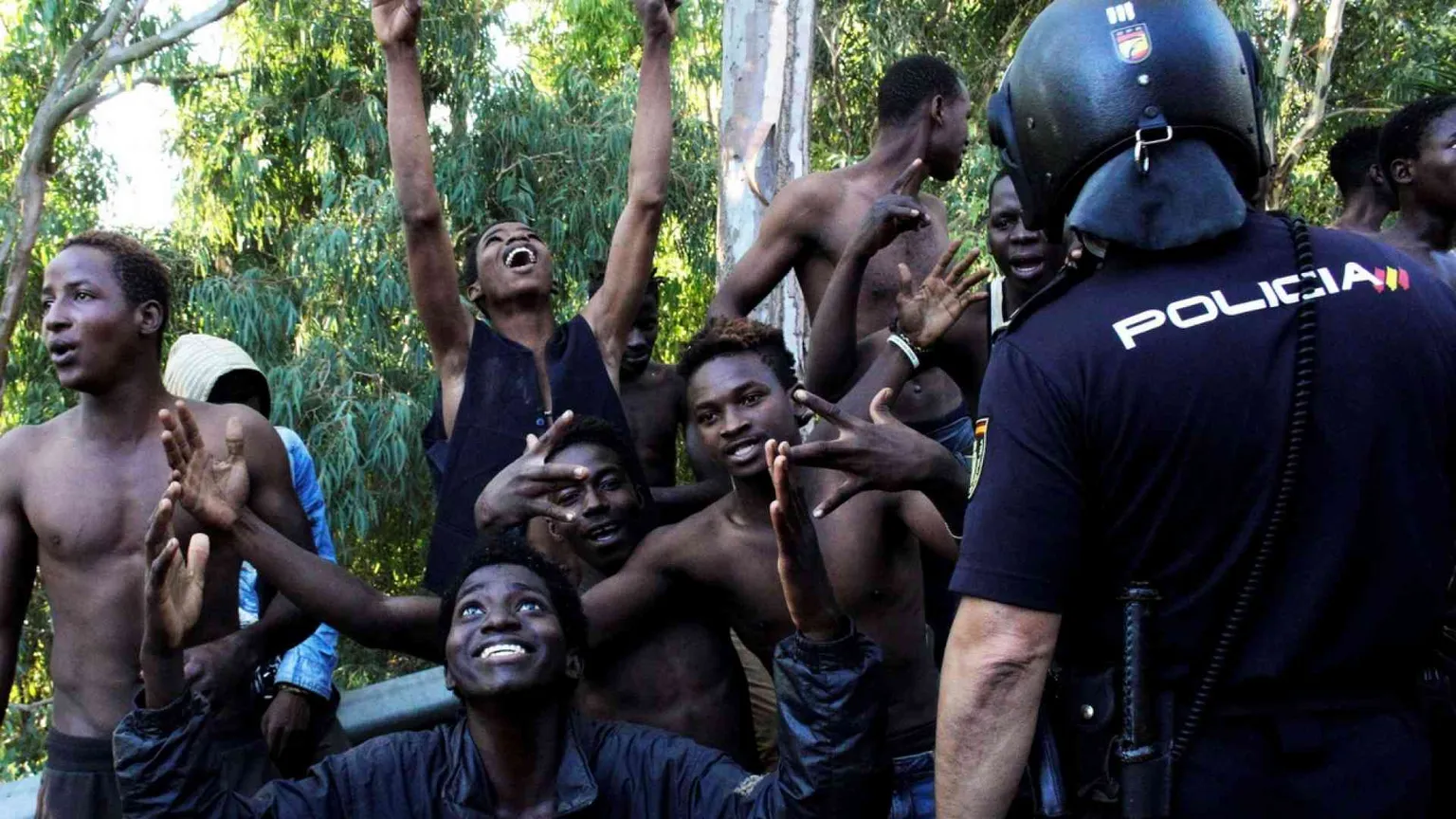 Assalto alla recinzione, oltre 600 dal Marocco entrano a Ceuta in Spagna