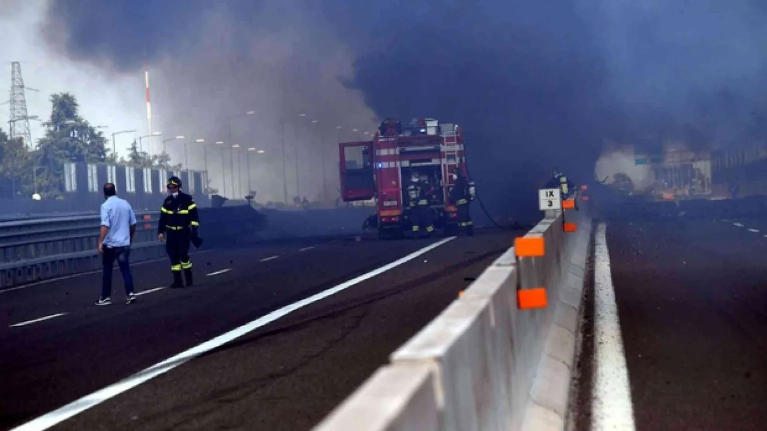 Esplode autocisterna in tangenziale: un morto e 67 feriti