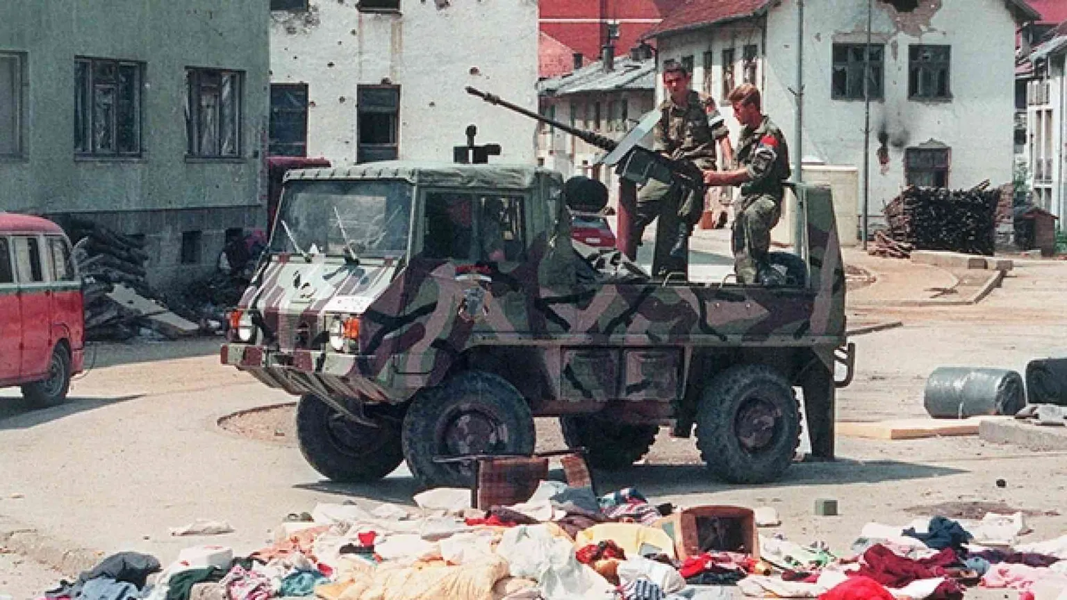 1995-Srebrenica strage di musulmani. L'Occidente chiude gli occhi