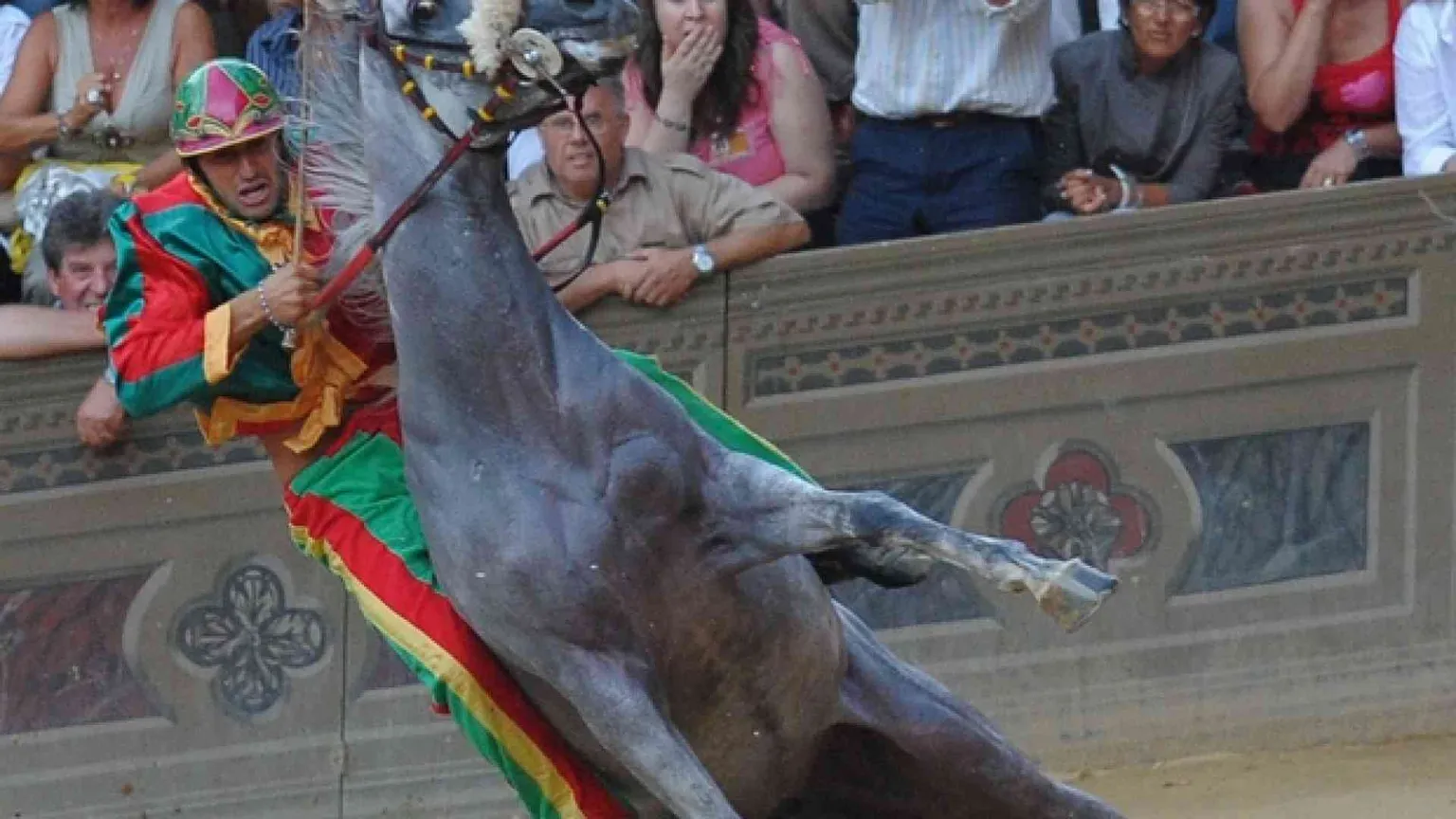 «Immagine inadeguata», l'arcivescovo non benedice il «drappellone» del Palio