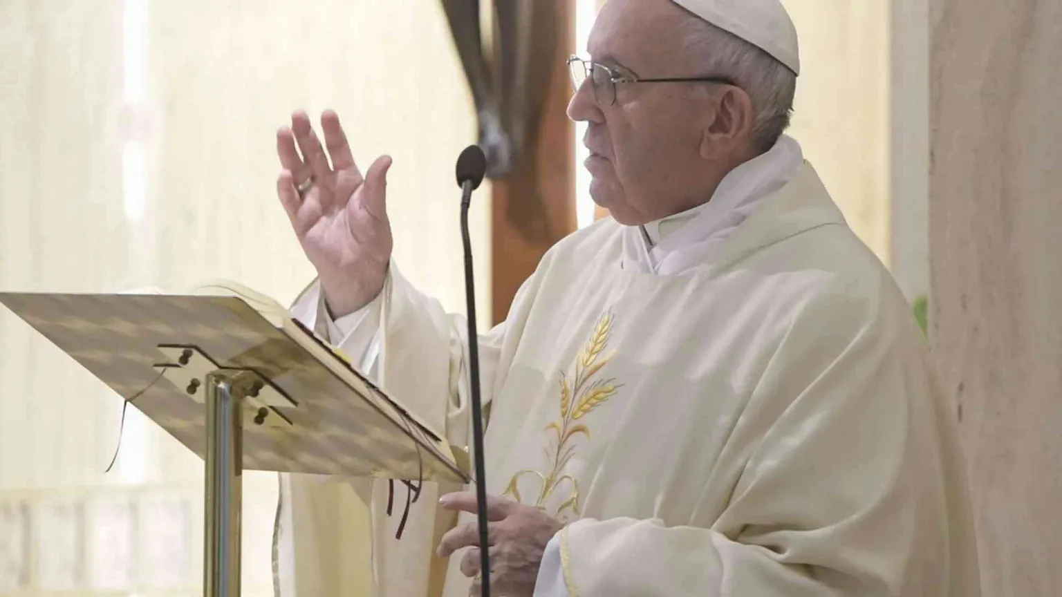 Il Papa: dinanzi a chi cerca lo scandalo, silenzio e preghiera