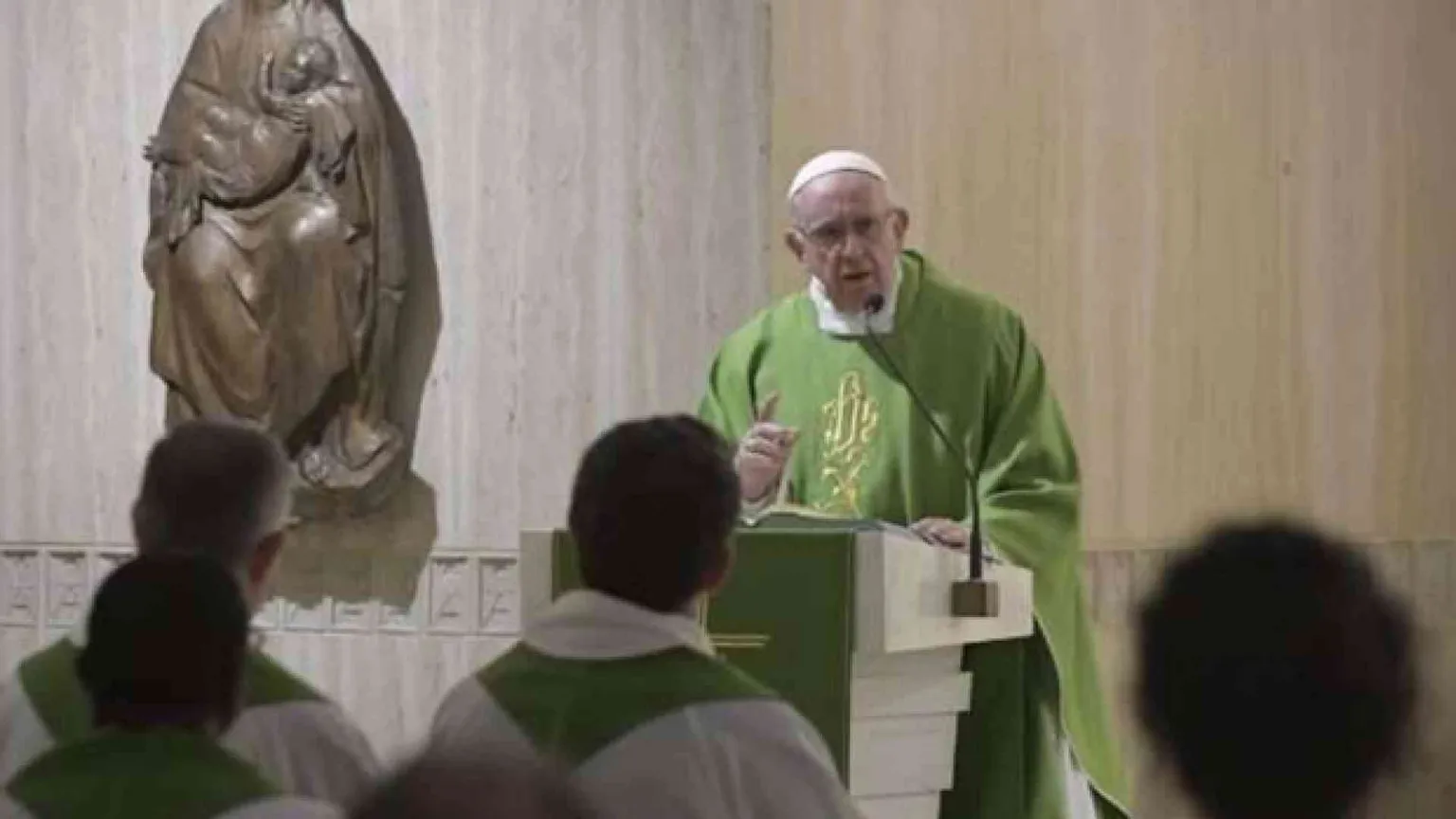 Papa: «Riconoscersi peccatori e accusare se stessi, non gli altri»