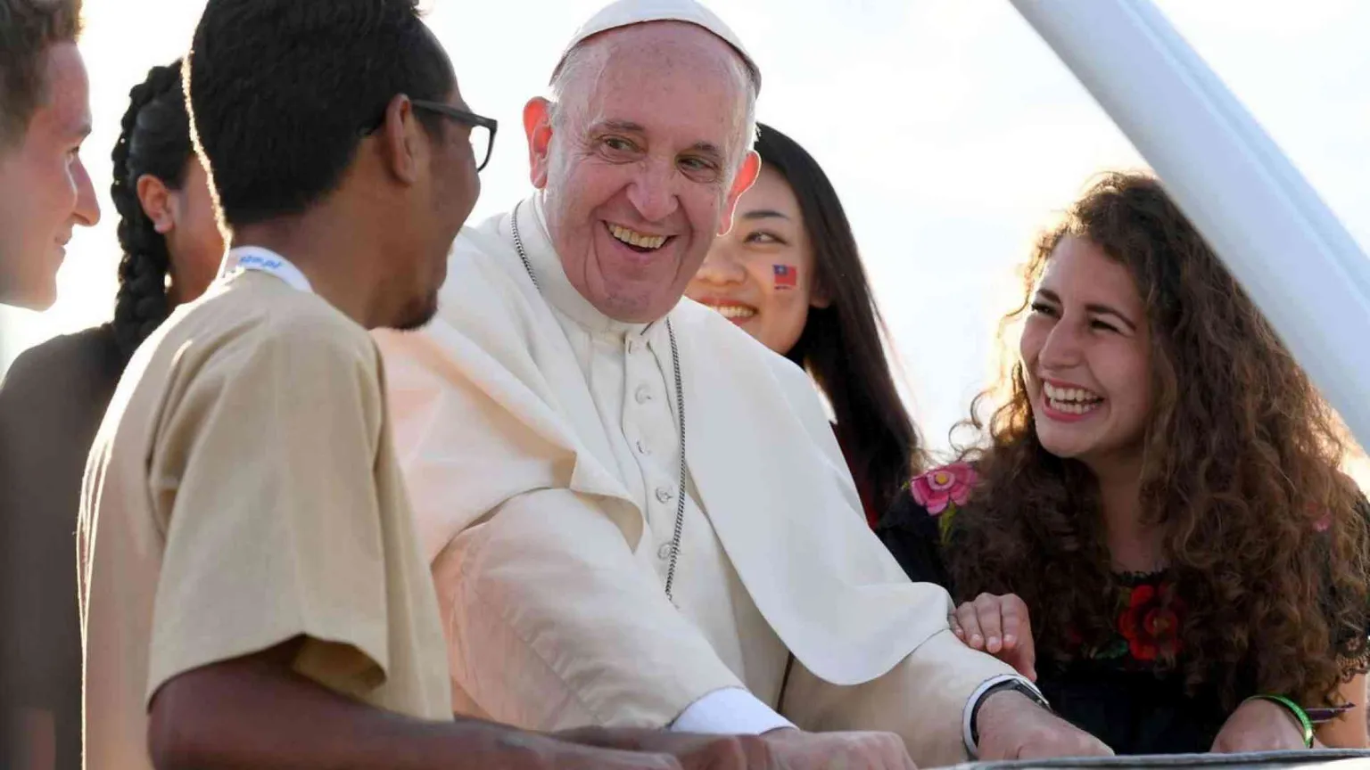 Il Papa ai giovani: il sesso è un dono di Dio, non un tabù